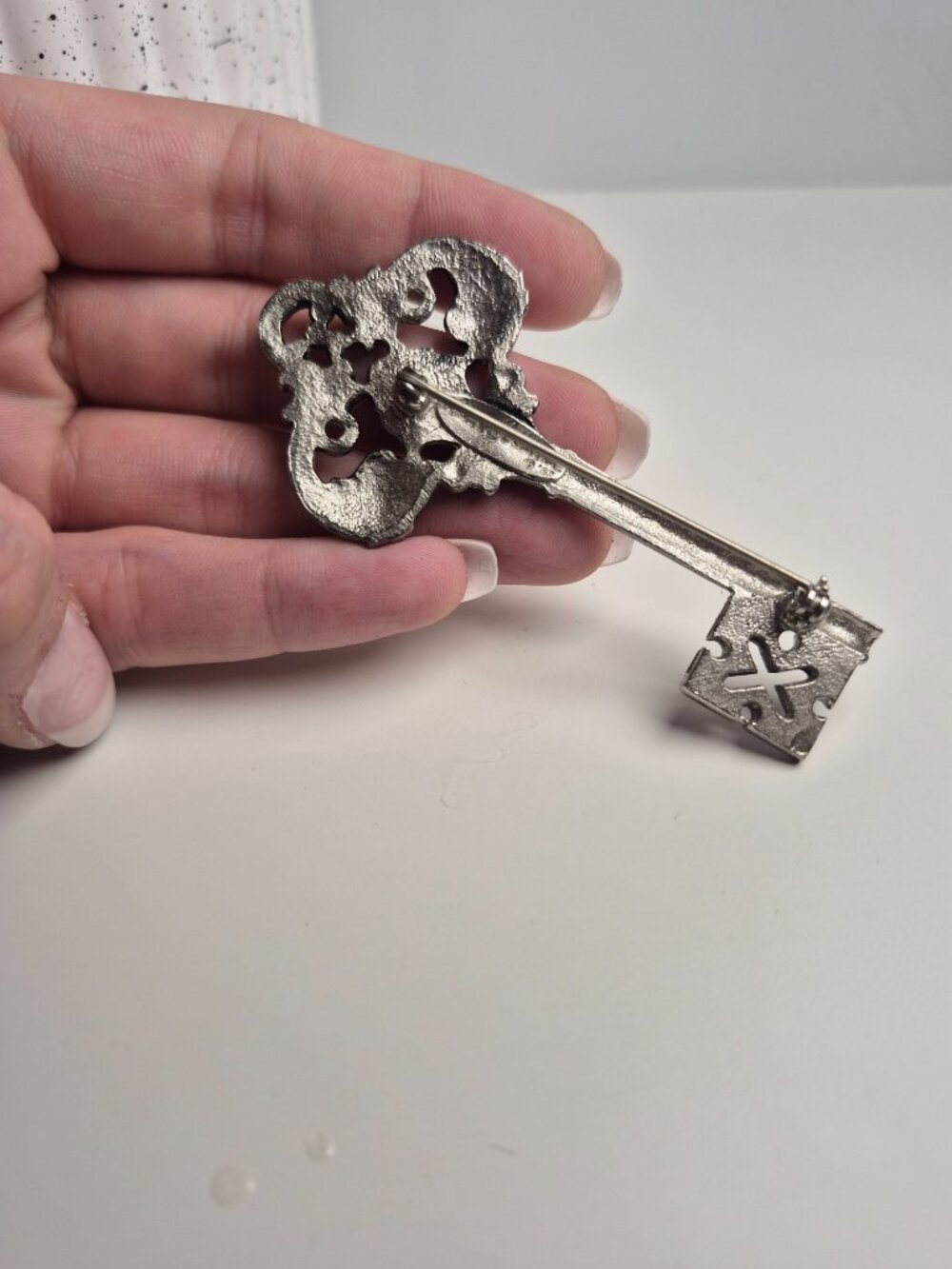 Sterling Silver Key Broach / Pin - Picture 5 of 8